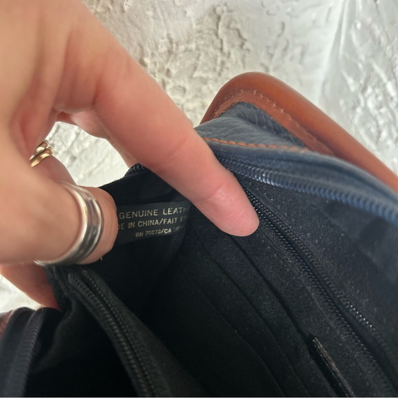 Vintage 90’s Liz Claiborne Pebbled Leather Zip Around Crossbody - Picture 11 of 16